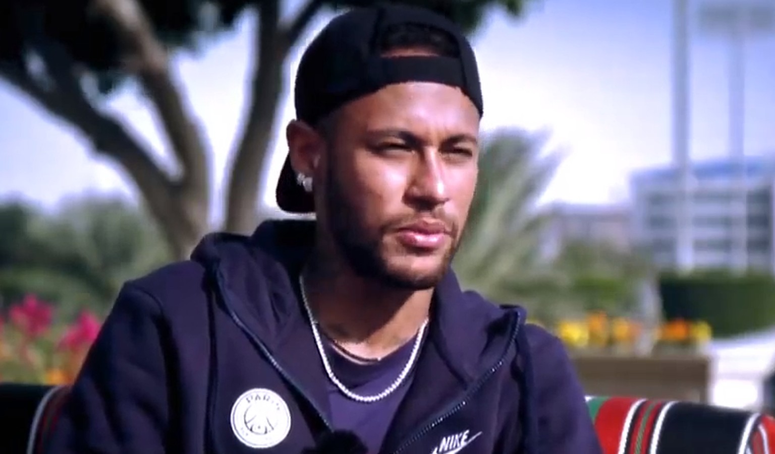 Neymar beanwortet im Canal+-Interview Fragen einstiger und aktueller Teamkollegen.