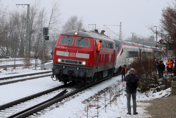 13.12.2020, Bayern, Hergatz: Der Euro-City-Express &quot;Astoro&quot; wird mit einer Diesellok aus dem Bahnhof Hergatz gezogen. Die Premierenfahrt des ersten Zuges auf der neu elektrifizierten Strecke ...