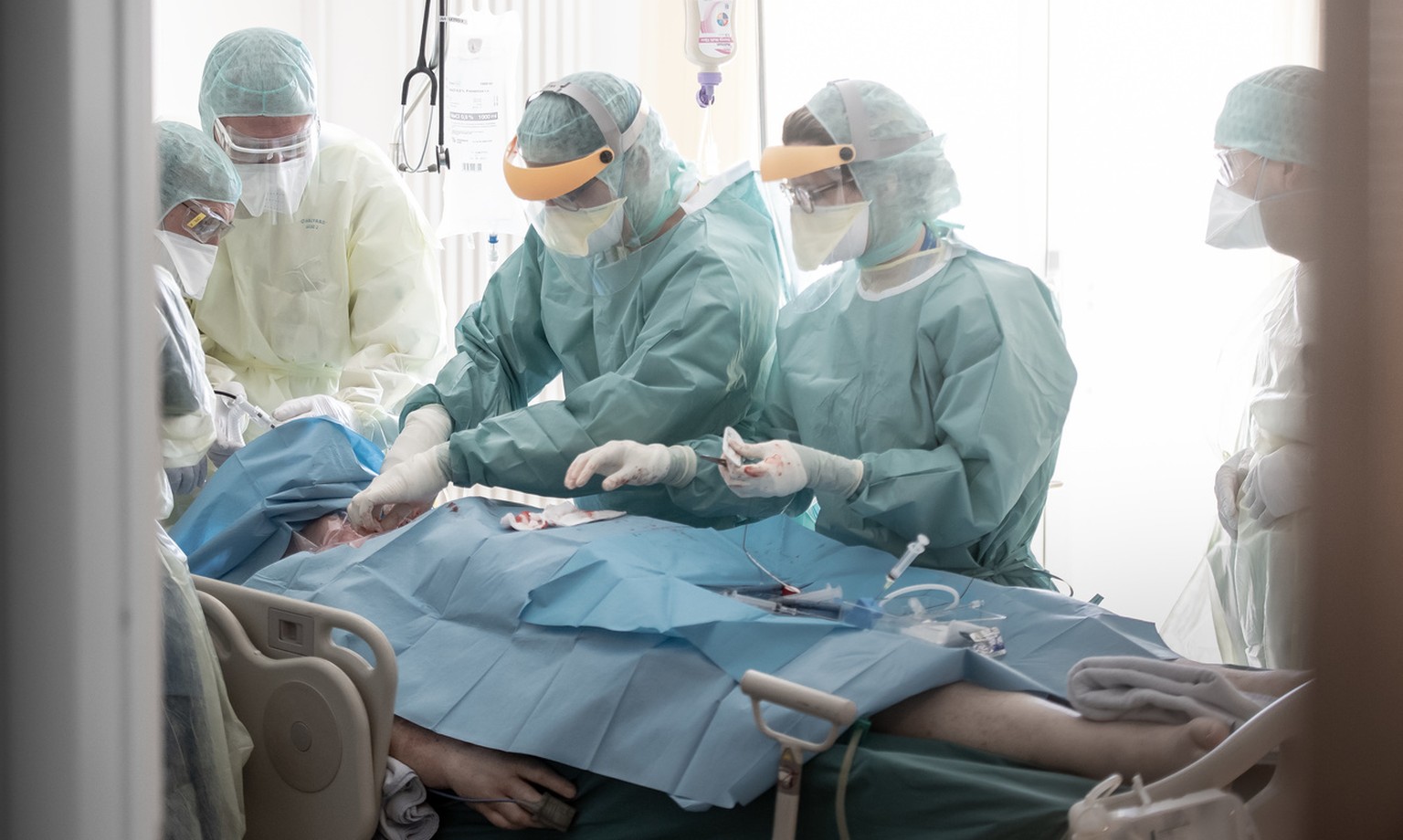 Doctors are executing a tracheotomy to a patient in Intensive Care in the pediatrics department at the regional hospital La Carita in Locarno, Switzerland, April 2, 2020. (KEYSTONE/Ti-Press/Pablo Gian ...