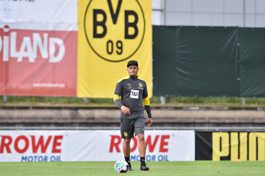 Dortmund Trainer Lucien Favre gefeuert Laut BILD-Zeitung wurde der Dortmund Trainer Lucien Favre nach der 1:5 Niederlage gegen den Aufsteiger VfB Stuttgart von seinem Job freigestellt. Laut kicker-Inf ...