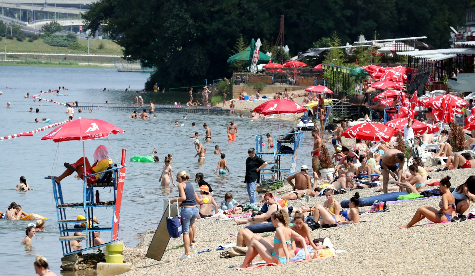 epa08591765 People enjoy the sun at Lake Ada Ciganlija during a warm day in Belgrade, Serbia, 08 August 2020. Extremely hot weather with temperatures rising to more than 35 degrees Celsius are expecte ...