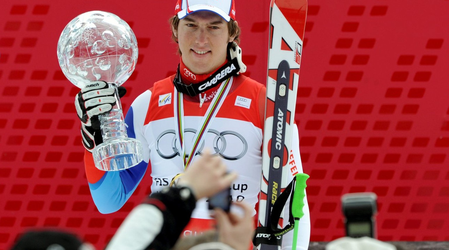 epa02077999 Alpine Skiing World Cup overall winner Carlo Janka from Switzerland poses for photographers with the crystal ball on the podium during the World Cup finals in Garmisch-Partenkirchen, Germa ...
