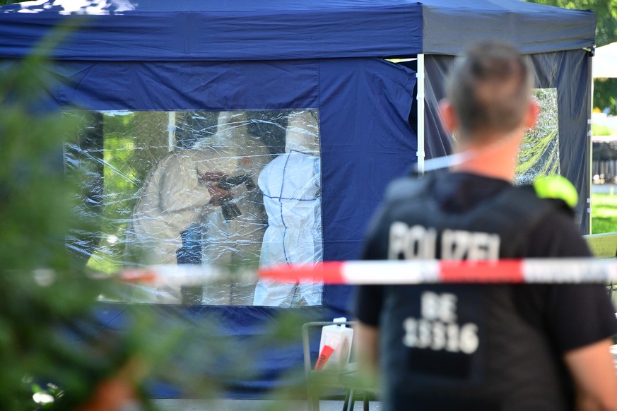epa08725848 (FILE) - Police officers investigate a crime scene where a man was shot in the head in the Kleiner Tiergarten in Moabit, Berlin, Germany, 23 August 2019 (reissued 07 October 2020). A 55-ye ...