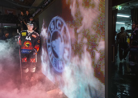 Berns Andre Heim kommt aufs Eis vor dem Eishockey Meisterschaftsspiel der National League zwischen dem SC Bern und dem Lausanne HC, am Sonntag, 23. Dezember 2018, in der PostFinance Arena in Bern. (KE ...