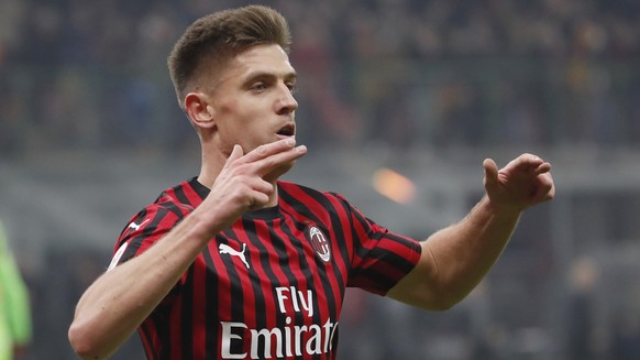 AC Milan&#039;s Krzysztof Piatek celebrates after scoring his side&#039;s opening goal during an Italian Cup soccer match between AC Milan and Spal at the San Siro stadium, in Milan, Italy, Wednesday, ...