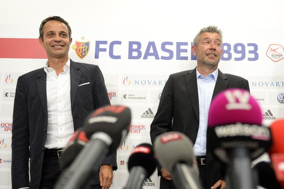 Urs Fischer, rechts, wird neben Bernhard Heusler, Praesident des FC Basel, links, als neuer Trainer des FC Basel vorgestellt, an einer Medienkonferenz des FCB in Basel, am Donnerstag, 18. Juni 2015. D ...