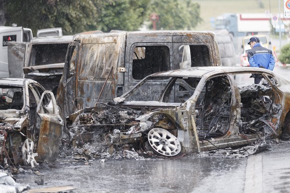 epa07659576 The wrecks of burnt vehicles in the industrial area &#039;En Budron&#039; where several vehicles were set on fire in the attack on a money transporter, in Mont-sur-Lausanne, Switzerland, 2 ...