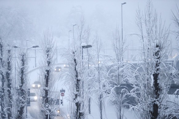 Angespannte Verkehrssituation nach den anhaltenden Schneefaellen in Zuerich am Freitag, 15. Januar 2021. Die anhaltenden Schneefaellen in weiten Teilen der Schweiz fuehrten zu zahlreichen Verkehrsunfa ...