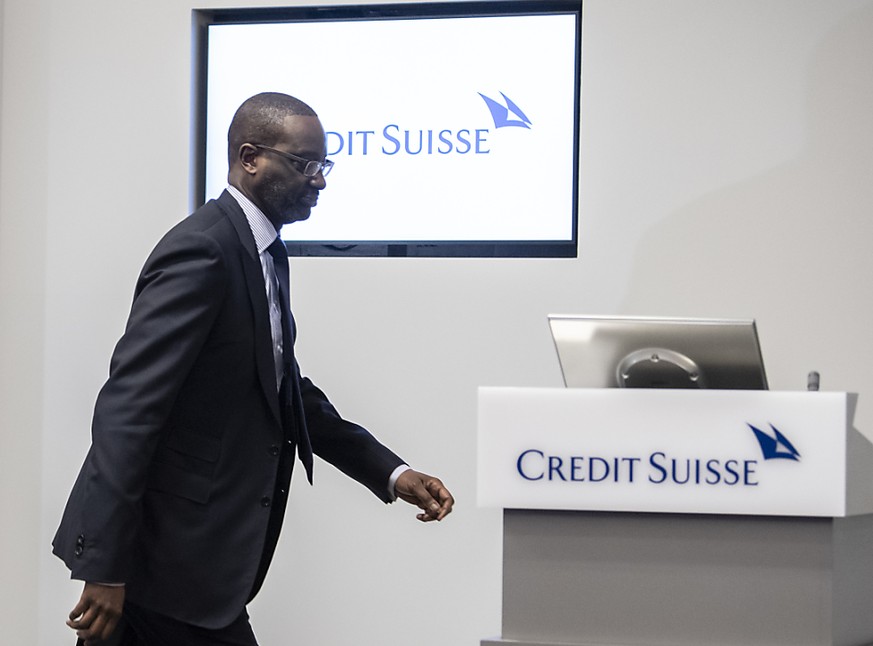 Sein letzter Auftritt bei der Credit Suisse: Tidjane Thiam, der vor einigen Tagen vom Chefposten zurückgetreten ist, schreitet an der Bilanzmedienkonferenz in Zürich zum Rednerpult, um die Jahreszahle ...