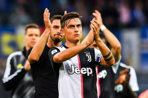epa07603793 Juventus&#039; Argentinian forward Paulo Dybala (front) applauds fans after the Italian Serie A soccer match between UC Sampdoria and Juventus FC in Genoa, Italy, 26 May 2019. EPA/SIMONE A ...