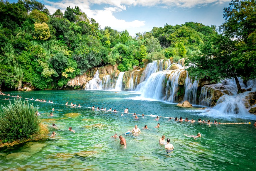 Touristen schwimmen im Fluss Krka im gleichgenannten Nationalpark, der sich zwischen Zadar und Split befindet.&nbsp; &nbsp;
