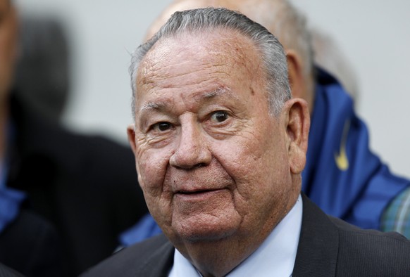 Former France&#039;s national team player Just Fontaine attends a Euro 2012 friendly soccer match in Reims May 31, 2012. REUTERS/Charles Platiau (FRANCE - Tags: SPORT SOCCER HEADSHOT) - RTR32XSK
