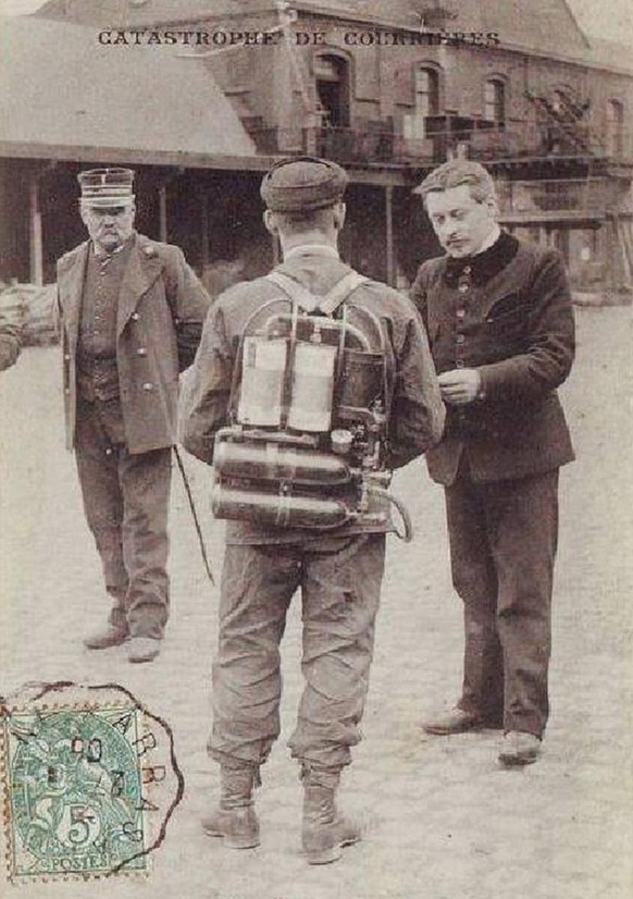 Grubenunglück von Courrières: Retter mit einem Guglielminetti-Dräger-Atemgerät (zeitgenössische Postkarte), 1906.
https://de.wikipedia.org/wiki/Ernest_Guglielminetti#/media/Datei:Catastrophe_de_Courri ...