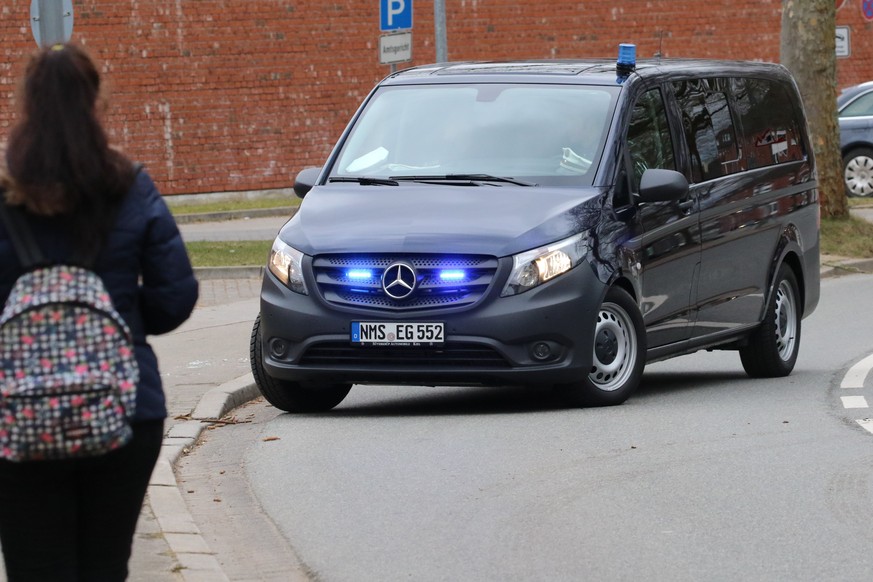 epa06630418 An unidentified van leaves the &#039;Justizvollzugsanstalt (JVA) Neumuenster&#039; prison where the former Catalan leader, Carles Puigdemont, is detained and drives to the district court o ...