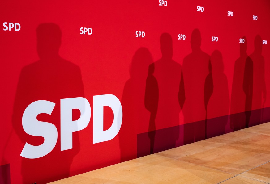 epa07327625 The silhouettes of State Minister for Economy, Labor and Traffic and Deputy Minister President of Saxony Martin Dulig, Social Democratic Party (SPD) chairwoman and faction chair in the Ger ...