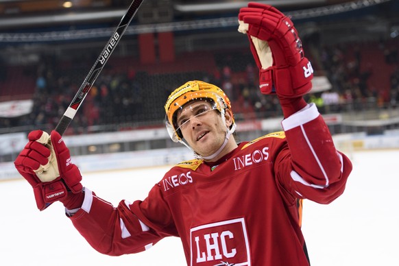 Le Top Scorer lausannois Joel Genazzi salue les supporters a la fin du match du championnat suisse de hockey sur glace de National League LNA, entre le Lausanne Hockey Club, LHC, et le HC Fribourg-Got ...