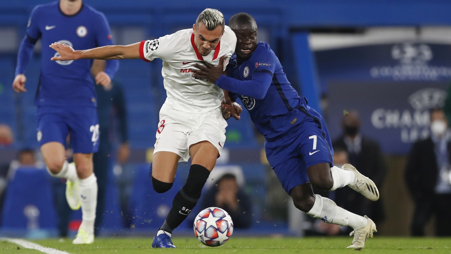 epa08760266 N&#039;Golo Kante (R) of Chelsea in action against Joan Jordan of Sevilla during the UEFA Champions League group E soccer match between Chelsea FC and Sevilla FC in London, Britain, 20 Oct ...