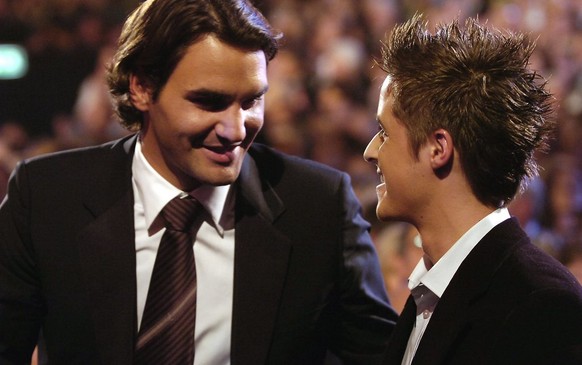 Tennisspieler Roger Federer, links, gratuliert Motorradfahrer Thomas &#039;Tom&#039; Luethi dem Sportler des Jahres bei den Sports Awards 2005 Auszeichnungen am Samstag, 17. Dezember 2005 in Bern. (KE ...
