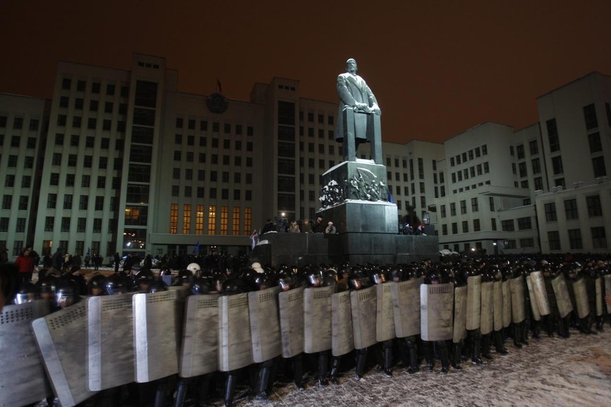 epa02502237 Riot police block demonstrators trying to storm the government building in the Belarussian capital, Minsk during a rally to protest against the presidential elections in Belarus, 19 Decemb ...