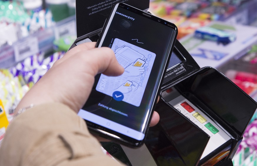 Die Bezahlfunktion Samsung Pay wird benutzt im K-Kiosk waehrend der Pressekonferenz von Samsung Pay am Donnerstag, 27. April 2017, in Zuerich. (PPR/Thomas Delley)