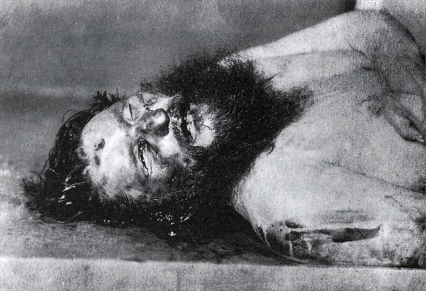 Die Leiche Rasputins mit dem tödlichen Schuss in der Stirn.