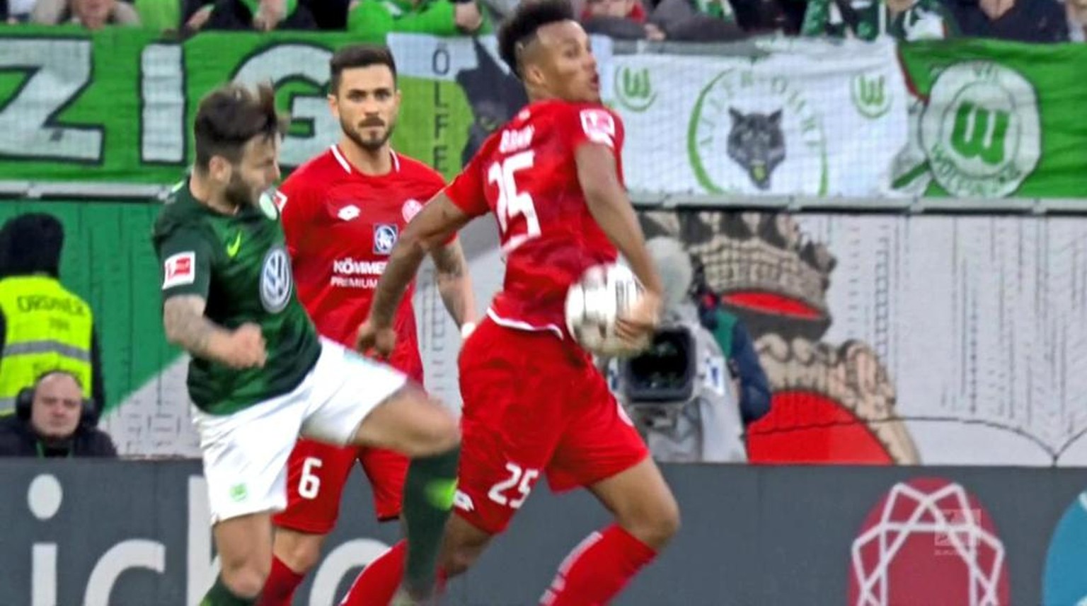Handspiel oder nicht? Wolfsburgs Steffen will aufs Tor schiessen, doch Gbamin stellt sich dazwischen.