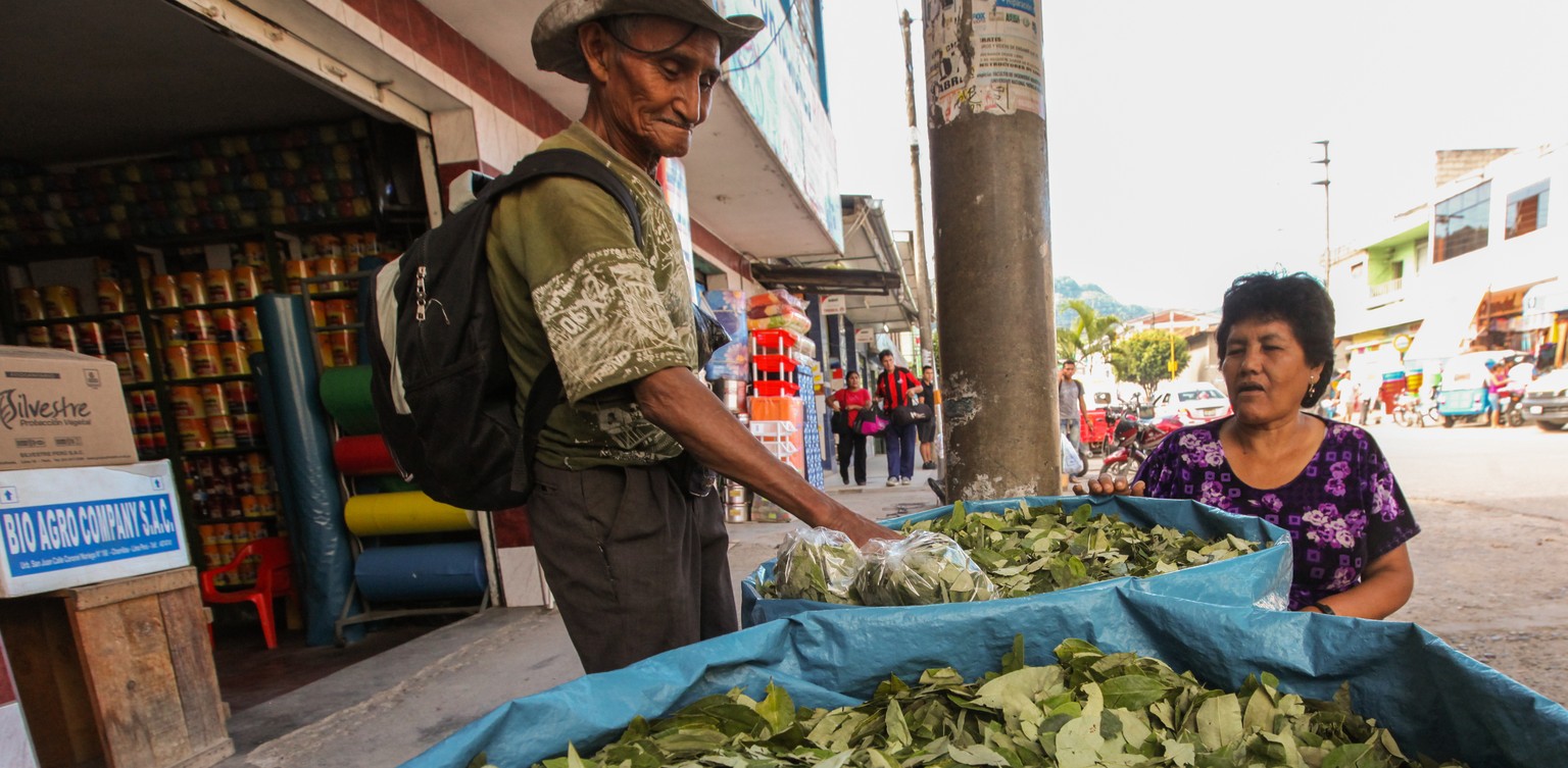 Bis heute ist der Konsum von Cocablättern in Südamerika weit verbreitet. Hier der Verkauf von Cocablättern auf den Strassen von Tingo Maria, Peru.