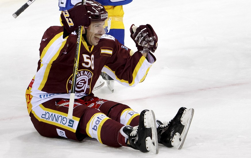 Geneve-Servette&#039;s defender Romain Loeffel, celebrates his goal, after scored the 1:0, during the game of National League A (NLA) Swiss Championship between Geneve-Servette HC and HC Davos, at the ...