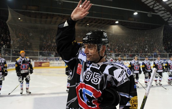 Die Fribourger Gil Montandon wird vor seinem 1&#039;000. NLA Spiel geehrt, vor dem Eishockeyspiel der National League A zwischen dem HC Fribourg Gotteron und den Kloten Flyers, am Freitag, 15. Februar ...