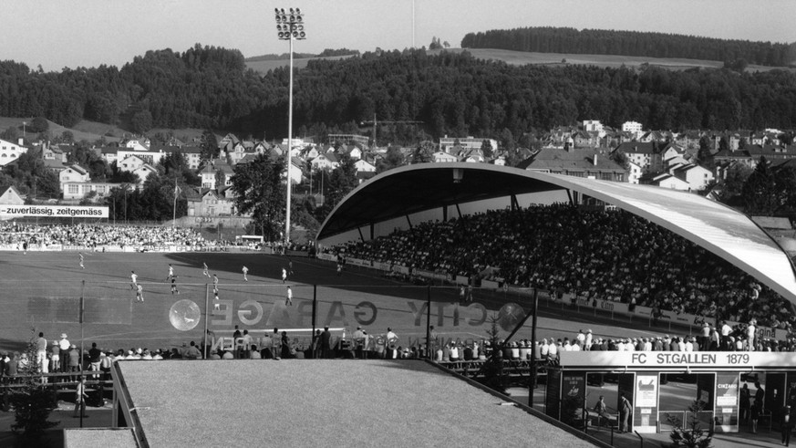 Der FC St. Gallen kann am 10. August 1969 in seinem Stadion, dem Espenmoos, die neue Tribuene (rechts) einweihen, mit der die Kapazitaet der Arena um 2200 Plaetze auf 9000 erhoeht wird. Das Eroeffnugs ...