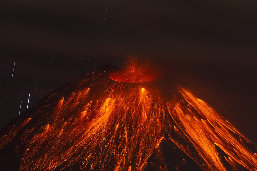 epaselect epa05197085 The Tungurahua volcano spews hot ash and lava as seen from Huambalo, Ecuador, 05 March 2016. EPA/JOSE JACOME