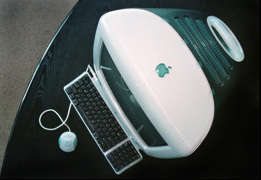 Der neue Apple-Rechner iMAC von oben gesehen am 13. August 1998 in der Apple-Zentrale in Cupertino, Kalifornien. Der neue Macintosh ist in Deutschland ab Samstag, dem 5. September 1998, im Handel erha ...