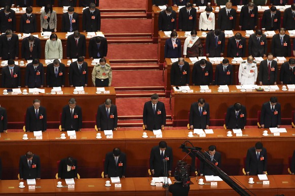 epa08436658 Chinese President Xi Jinping (C) and other Chinese leaders bow their heads during the opening session of China&#039;s National People&#039;s Congress (NPC) at the Great Hall of the People  ...