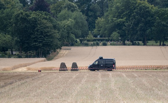 28.07.2020, Niedersachsen, Seelze: Polizeifahrzeuge stehen vor einer Kleingarten-Parzelle, die von Beamten durchsucht wird. Im Fall der verschwundenen Maddie McCann hat die Polizei mit der Durchsuchun ...
