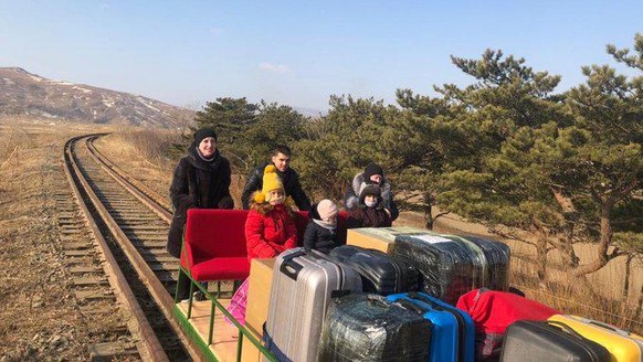 Russische Diplomaten reisen mit der Draisine aus Nordkorea aus.