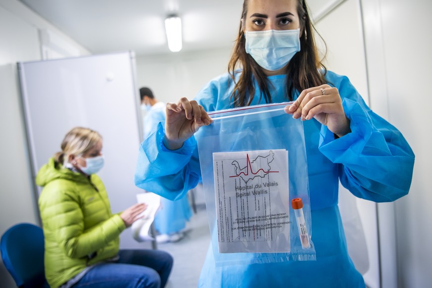 Une infirmiere procede a un test de depistage du Coronavirus (Covid-19) sur une patiente dans le centre de depistage du Covid a l&#039;Hopital de Martigny le mercredi 21 octobre 2020 a Martigny. Le ca ...