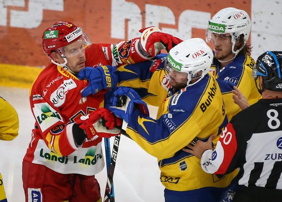 Biels Anssi Salmela, links, gegen Davos&#039; Lukas Stoop, Mitte, und Thierry Bader, rechts, im Eishockey Meisterschaftsspiel der National League zwischen dem EHC Biel und dem HC Davos am Dienstag, 24 ...