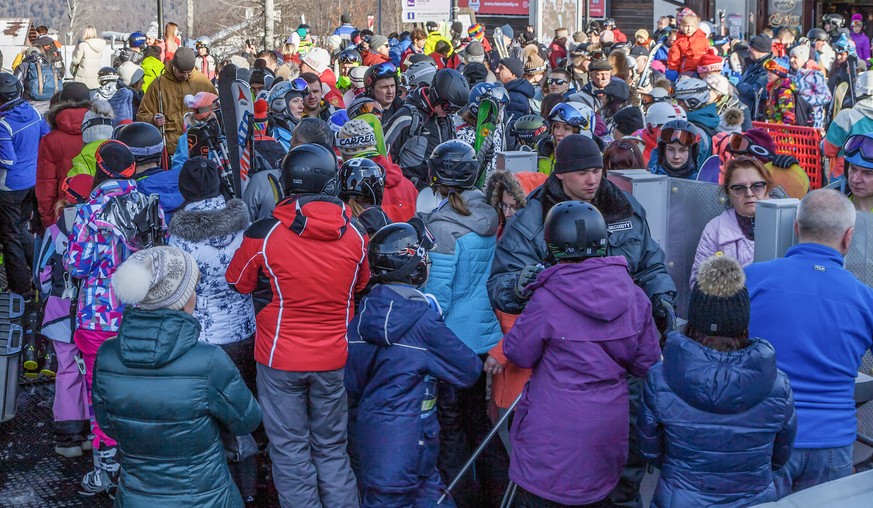 menschenmasse ski bergbahn anstehen schlange skifahren russland