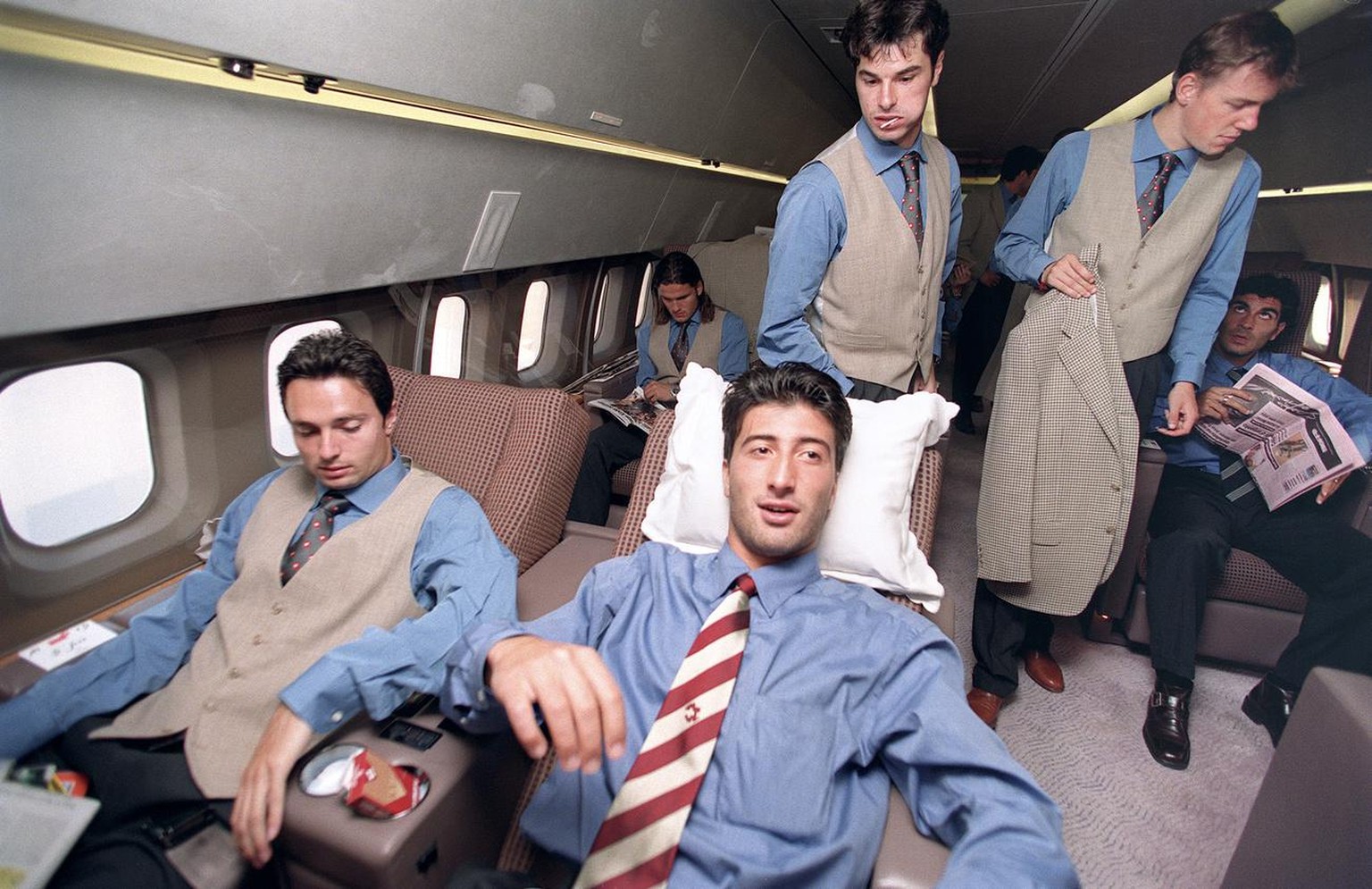 Die Schweizer Fussballnationalmannschaft fliegt am 28. August 1996 mit einem Luxus-Jet der Petrol Air an das WM-Qualifikationsspiel gegen Aserbaidschan, das am 31. August 1996 in Baku stattfindet. Vor ...