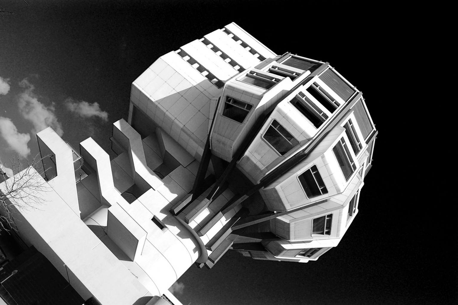 Bierpinsel Berlin Steglitz Architektur Poparchitektur futuristisch brutalismus retro verkauf
https://de.wikipedia.org/wiki/Bierpinsel