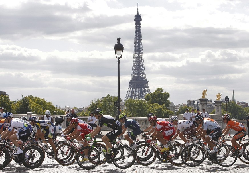 epa02839725 The pack of riders cycles on Place de la Concorde during the 21st and final stage of the 98th Tour de France cycling race from Creteil to Paris, France, 21 July 2011. EPA/GUILLAUME HORCAJU ...