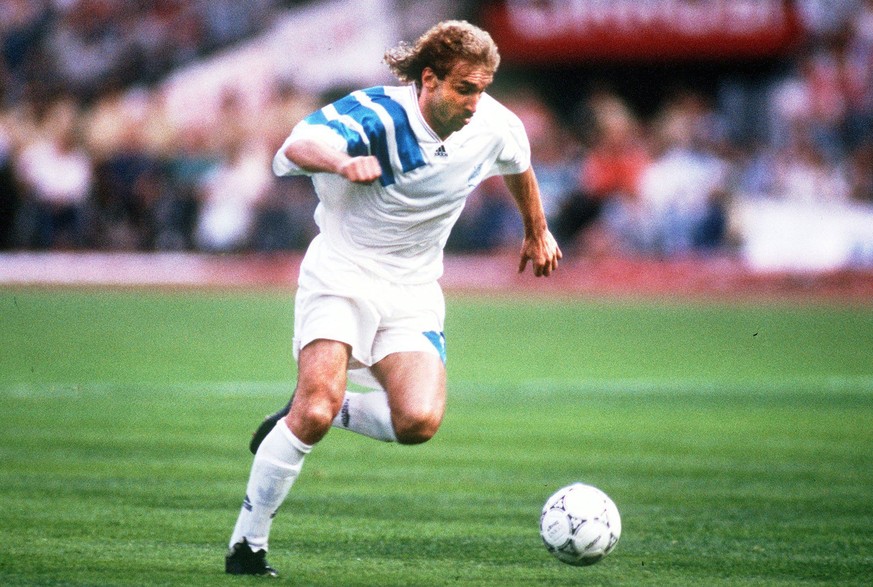 MUNICH, GERMANY - MAY 26: EUROPAPOKAL der LANDESMEISTER 92/93, Muenchen; FINALE: AC MAILAND - OLYMPIQUE MARSEILLE 0:1; Rudi VOELLER/MARSEILLE (Photo by Beate Mueller/Bongarts/Getty Images)
