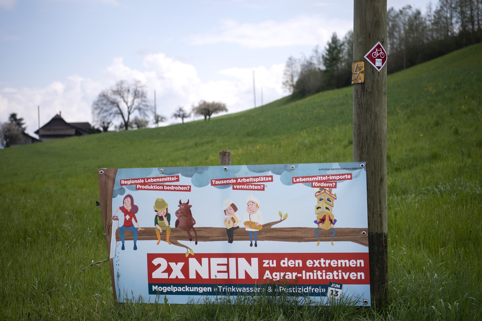 Ein Abstimmungsplakat zu den Agrarinitiativen steht auf einem Feld, am Sonntag, 2. Mai 2021, in Uebeschi. Das Schweizer Stimmvolk hat am 13. Juni 2021 ueber die Pestizid - und Trinkwasserinitiative zu ...