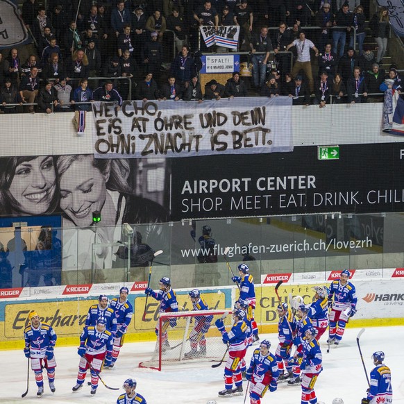 Die Fans des EHC Kloten bekunden ihren Unmut ueber die gezeigte Leistung ihres Teams im vierten Eishockey Spiel der Platzierungsrunde der National League zwischen dem EHC Kloten und Lausanne HC am Die ...