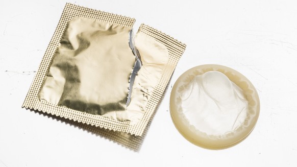 ARCHIVBILD ZUR MK DES BAG ZUR ENTWICKLUNG DER HIV-ZAHLEN UND ANDERER SEXUELL UEBERTRAGBARER KRANKHEITEN, AM MONTAG, 7. OKTOBER 2019 - A condom and packaging, photographed on February 1, 2017. (KEYSTON ...