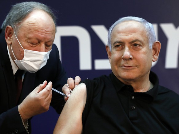 ARCHIV - Benjamin Netanjahu (r.), Ministerpr�sident von Israel, wird im Schiba-Krankenhaus gegen Corona geimpft. Foto: Amir Cohen/Reuters/AP/dpa