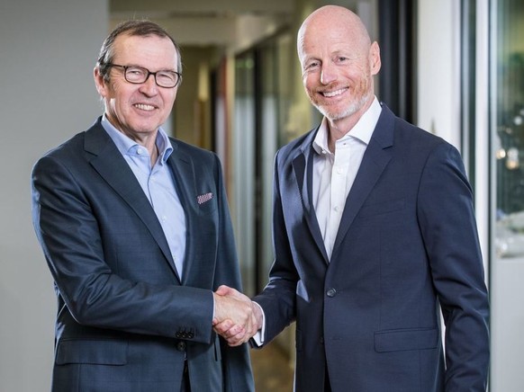 Mobiliar beteiligt sich mit 25 Prozent an Ringier. Die Chefs der beiden Konzerne bekräftigen den Deal mit einem Handschlag: Ringier-CEO Marc Walder (rechts) und Markus Hongler von der Mobiliar.