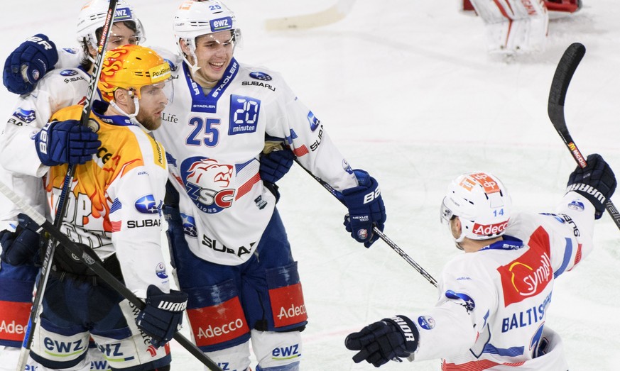 Le Top Scorer zuerichois Fredrik Pettersson, gauche, celebre le deuxieme but avec ses coequipiers a la fin de la rencontre du championnat suisse de hockey sur glace de National League entre le Lausann ...