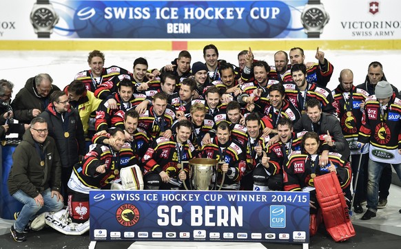 Berns Spieler feiern ihren Sieg nach dem Final des Swiss Ice Hockey Cups 2014/15 zwischen dem SC Bern und den Kloten Flyers, am Mittwoch, 11. Februar 2015, in der PostFinance-Arena in Bern. (KEYSTONE/ ...