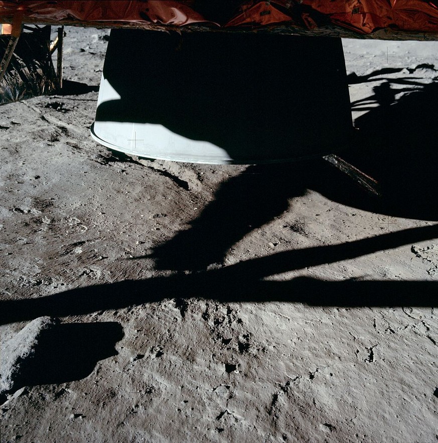 Die Landefähre von Apollo 11 ohne Krater unter dem Triebwerk
